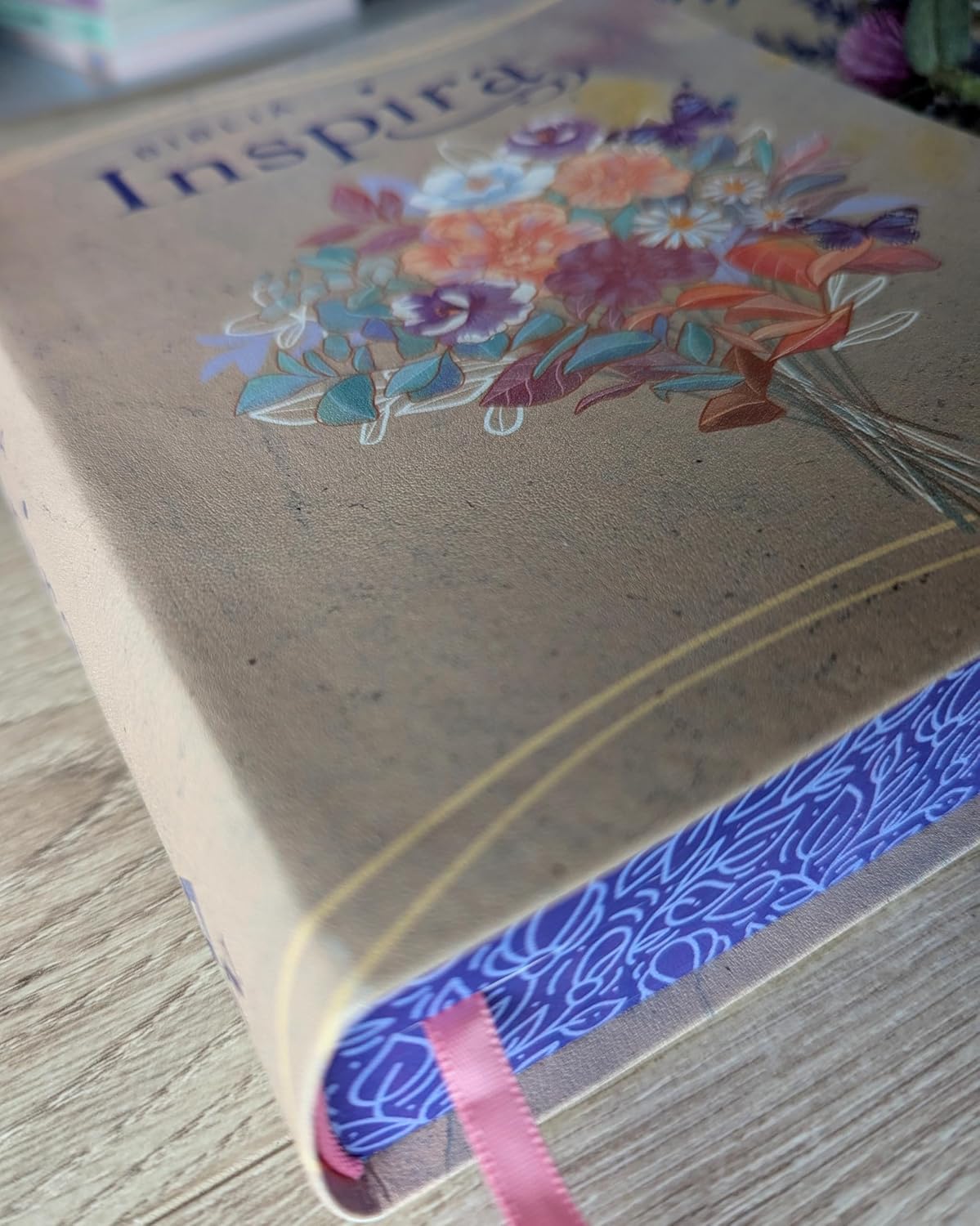 Biblia NTV Inspira con filament acuarela rosa Sentí piel 8.25 Puntos