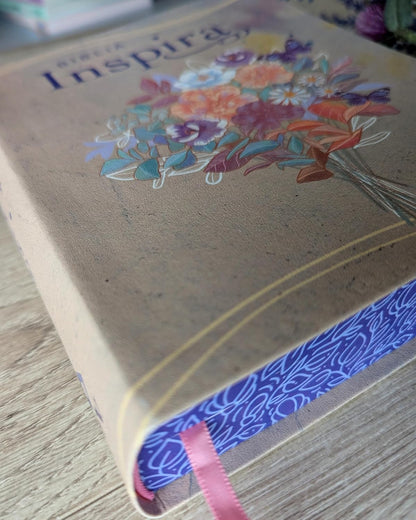 Biblia NTV Inspira con filament acuarela rosa Sentí piel 8.25 Puntos