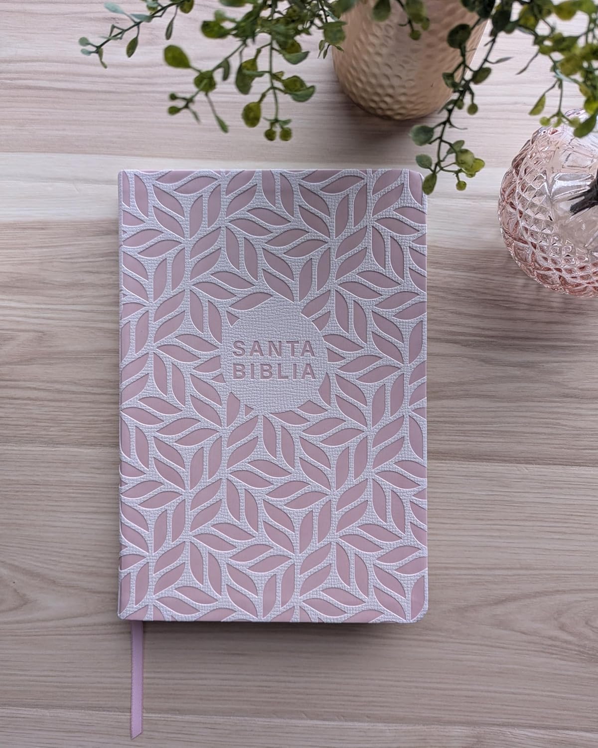 Biblia NTV valor premium rosa Sentí piel Letra 10.25 puntos